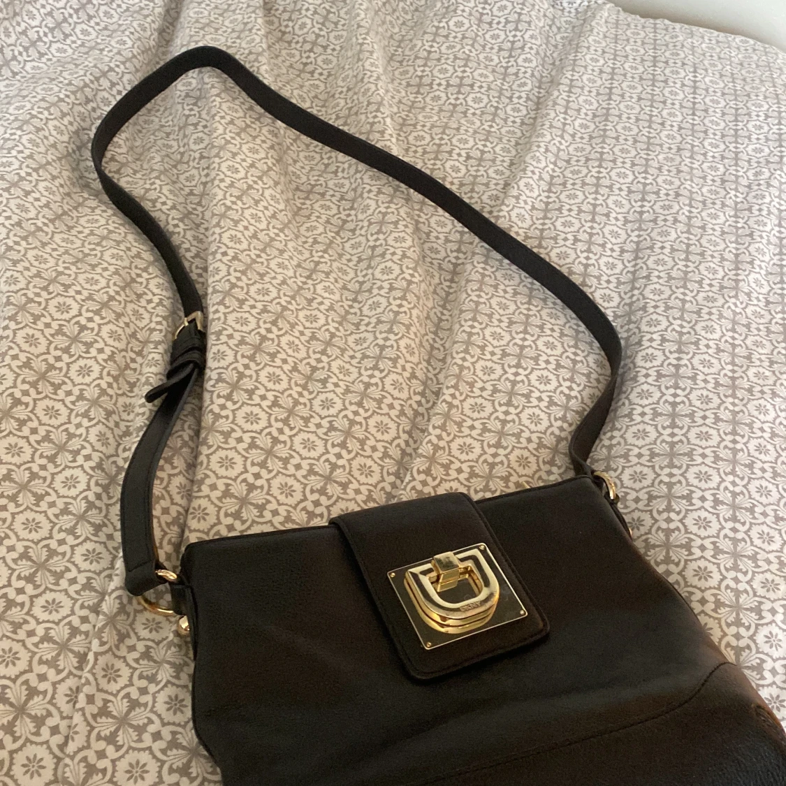 Svart axelväska från DKNY - 3