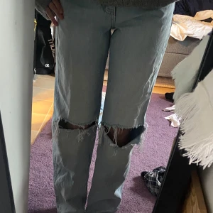 Ljusa jeans från Gina tricot  - Säljer ett par ljusa jeans, det är litet sträck på framsidan av benet men det är inget som man tänker på när dom är på 💞köpta för 500kr om jag minns rätt :)