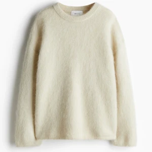  Mohair tröja - Mysig offwhite/vit stickad tröja med rund hals och långa ärmar. Perfekt för kyliga dagar och enkel att matcha med olika outfits. Mohair från hm, slutsåld 