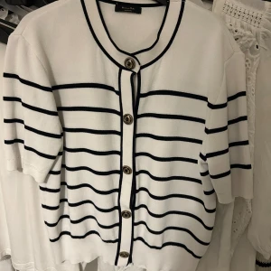 Vit och svart randig kofta från Massimo Dutti - Säljer nu min Massimo Dutti fin tröja/ kofta, som inte säljs längre💗Köpten den för 699kr i storlek S och säljer den för 400kr+frakt (priset kan diskuteras)💗Använt den bara ca 10 gånger💗
