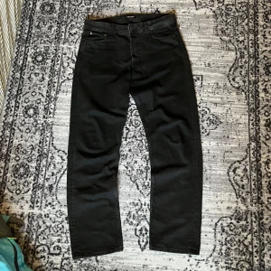 jack and jones jeans | relaxed fit - Ett par hel svarta Jack&Jones jeans i nyskick som tyvärr inte kom till någon användning. Har några vita damm fläckar här och där som enkelt går att tas bort. Nytt: ca 599kr. Mitt pris 339kr