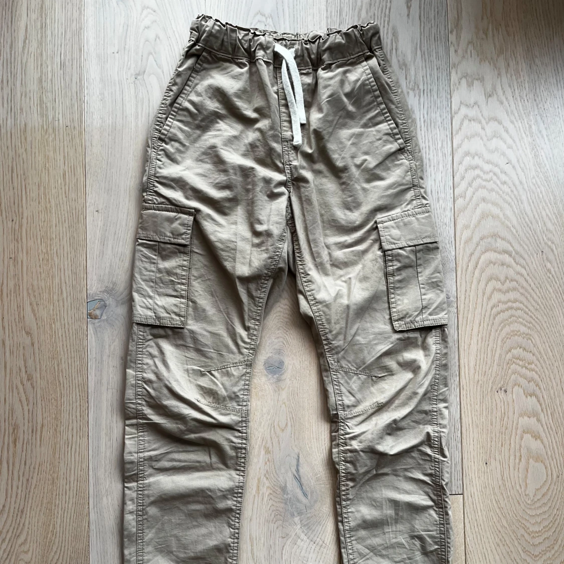 Beige cargobyxor med snörning