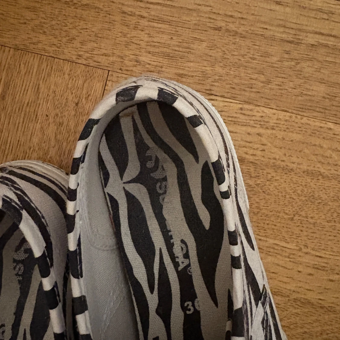 Zebramönstrade sneakers från Superga - 2