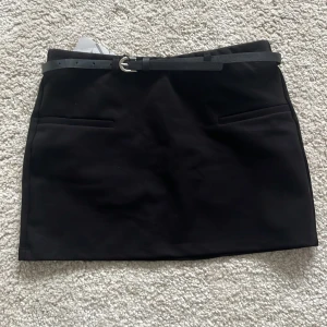 Svart kjol med skärp  - Svart kjol med skärp, hel oanvänd med prislapp kvar!💘