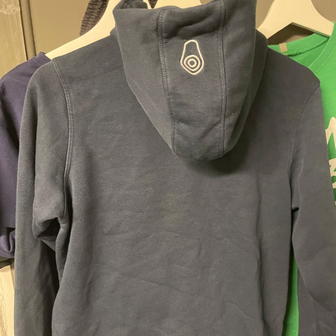 Mörkblå hoodie från Sail Racing - 1