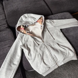 Grå burberry kofta  - Säljer nu min gråa burberry kofta nytt skick använd 2-3 gånger storlek L men sitter lite tajtare 