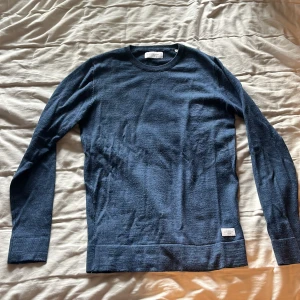 Mörkblå tröja från Lindbergh - Säljer en stilren mörkblå tröja från Lindbergh den är i bra skick och inga defekter, väldigt skönt material