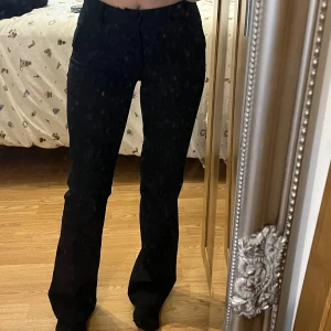 Svarta högmidjade kostymbyxor från Bik Bok - svarta kostymbyxor från Bik Bok. Säljer då dom inte kommer till användning 