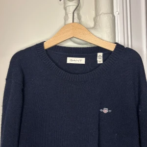 Gant stickad - Gant stickad mörk blå tröja fint skick lite nopprig inga defekter. Passar någon som är 160cm