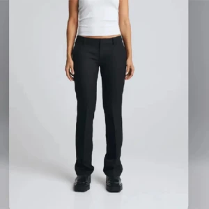 Lågmidjade kostymbyxor  - Lågmidjade kostym byxor från bik bok i modellen Vera med slits❤️