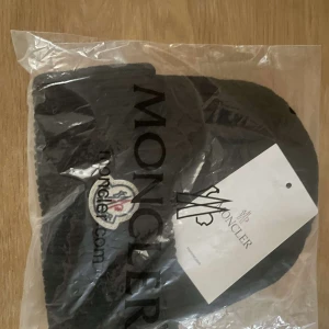 Moncler mössa - Aldrig använd Storlek: free size Färg: svart 