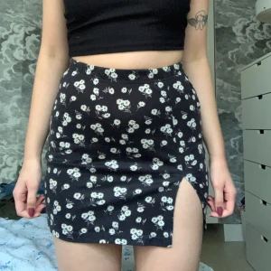 Minikjol - Blommig minikjol med liten slits🖤