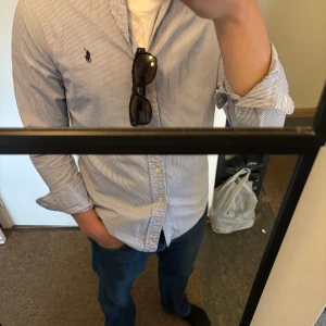 RalphLauren Skjorta ljusblå/randig - Ljusblå randig Ralph Lauren Skjorta Storlek: M Skick: 9/10 Nypris: 1395kr, Mitt pris: 579kr 💫 Priset är inte hugget sten. 