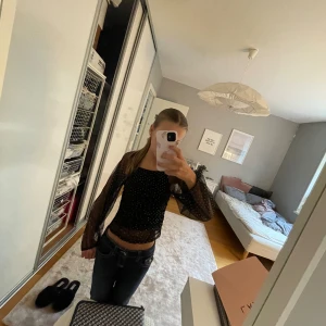 Zara topp - Säljer denna snygga zara topen. Använd fåtal gånger och säljer på grund av att den är för liten. Den är i storlek 140  men passar typ fortfarande mig som är 152 nu! Säljer för 125kr pris kan diskuteras! 💝