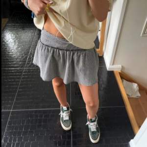 Slutsåld rutig kjol från zara med inbyggda shorts! Storlek 164 men skulle säga xs/s. Passar hela året om