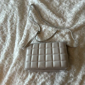 Beige väska med magnetiskt lås - Bra skick