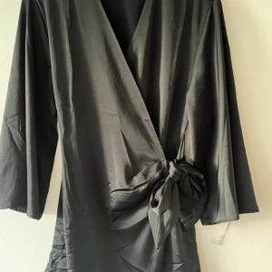 Svart klänning - Aldrig använd. Kom privat för mer frågor.