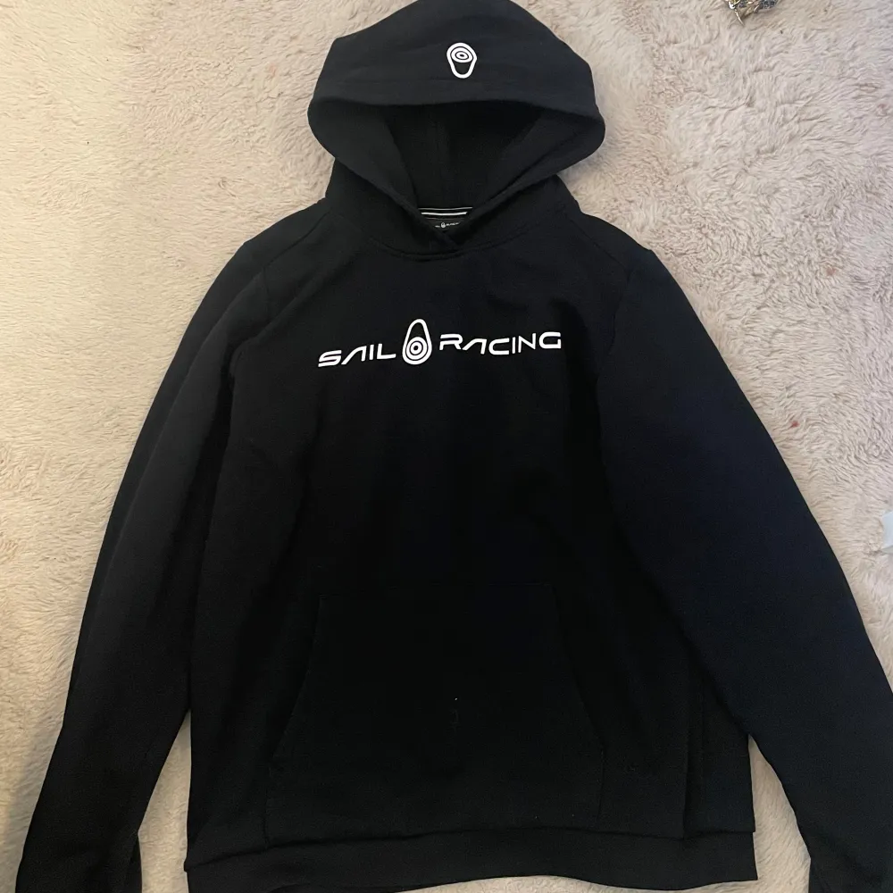 snygg sailracing hoodie ifrån kids brandstore går att använda för både pojkar och tjejer🤍. Hoodies.