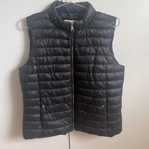 Svart väst  - Svart väst från Ming strl M. Fint skick. 