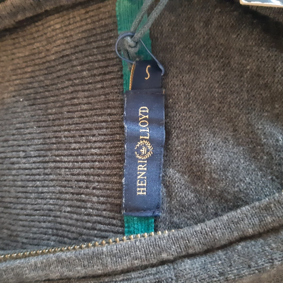 Grå tröja med dragkedja från Henri Lloyd - 93