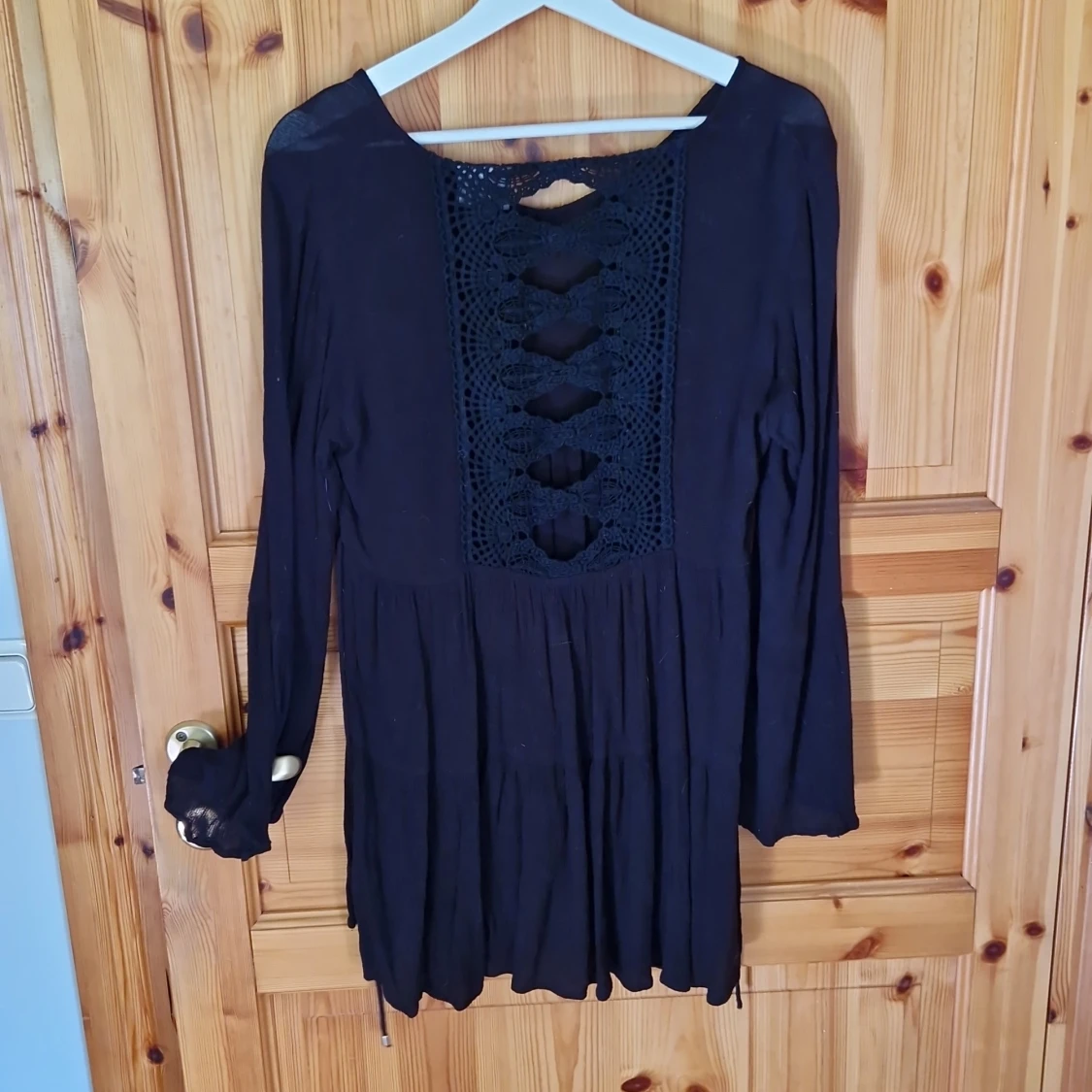 Svart långärmad topp med spetsdetaljer - 90