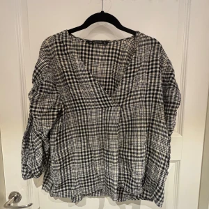 Rutig blus - Blus från Zara med puffärmar! Frakt ingår ej i pris och betalas av köparen💜