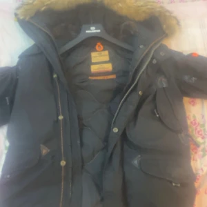 Parajumper jacka - Säljer min parajumper jacka som passar xs och s. Den är jätte fin helt äkta där jag köpte den från Johnells har haft den i tre år nu men är i ett fint skick där inget har gått sönder. Den håller dig varm under hela vintern. Nypris: 10000-12000