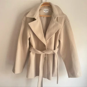 Kappa - säljer denna jättefina kappa som tyvärr var för stor för mig. köptes på vinted men är i helt oanvänt skick! första bilden är lånad men ej de två sista. skriv om ni har mer frågor❣️