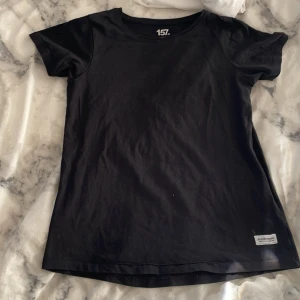 Svart t-shirt - Från lager 157 och är i storlek 140 men passar 152-xs🩷 