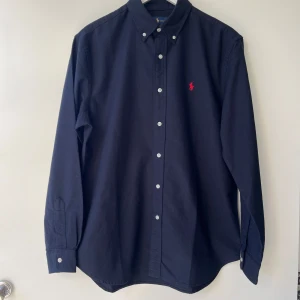 Ralph Lauren skjorta - Storlek M - Storlek M Extremt fint skickt - Endast använd 1 gång då den inte passar mig.