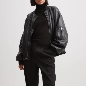 Skinnjacka från NAKD  - Fin, väldigt sparsamt använd PU-jacka från NAKD, nypris 1099 Strl 32, sitter som 34/36 då den är väldigt oversized Den kommer inte till användning eftersom jag har så många jackor  pris går att diskutera 