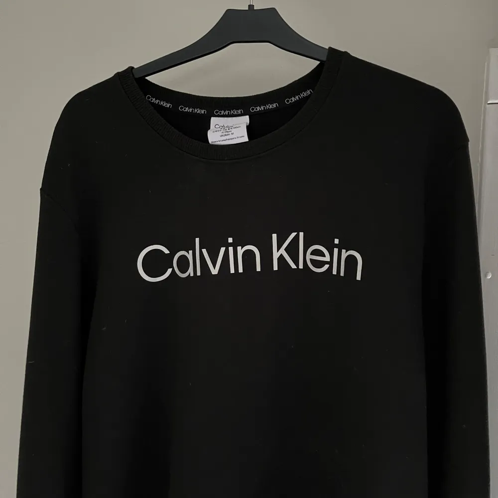 Jag säljer min Calvin Klein tröja i storlek M. Tröjan är använd ett fåtal gånger och är som ny. Skick 9/10✨ Skriv för mer info/bilder❗️. Tröjor & Koftor.