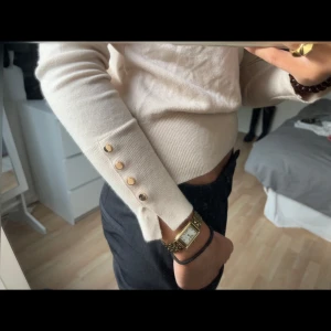 Zara tröja - Beige zara tröja med guldknappar (Bilderna är lånade) 💓  Finns en tråd på tröjan som sticker ut men de går nog att klippa bort! 
