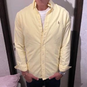 Ralph Lauren Skjorta - säljer en riktigt snygg skjorta ralph lauren skjorta i storlek S. den är i nyskick och helt perfekt till många outfits. nypris 1599