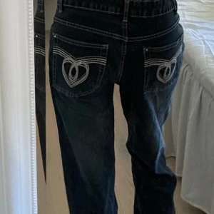 Jeans - Lågmidjade jeans med ascoola fickor. Går ner till golvet på mig som är 165.Står 38 i byxan men passar mig som har typ 34. Kontakta gärna innan köp. Kolla in min profil, massa nya saker, och mer kommer❤️
