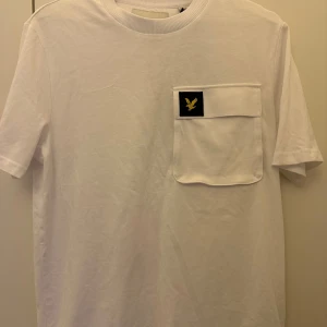 Lyle and scott T-shirt - En lyle en skott T-shirt, nästan aldrig använt, prislapp kvar, väldigt bra skicka!