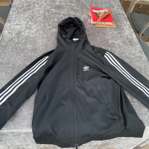 Adidas skaljacka - Säljer denna adidas jackan som passar bra till höst och vår. Säljer den pga den inte används. Den är i nyskick dock finns minimala tecken på användning. Storlek S men passar mig som vanligtvis har M. Bara skriv om du undrar något. Pris kan diskuteras