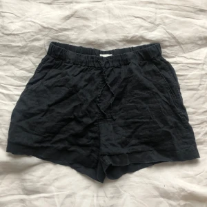 Linneshorts - Jättefina svarta linneshorts. Kan has som pyjamas elr uta på sommaren❤️❤️