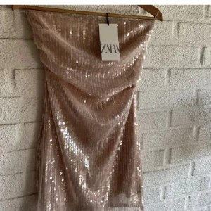 Zara klänning  - Säljer denna sjukt snygga paljettklänningen från zara💗 Sjukt snygg att ha på någon fest🔥🪩 (Lånade bilder)🔥🪩❤️