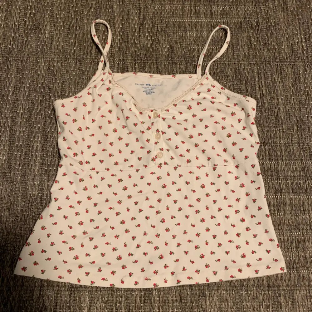 Super gullig linne från Brandy Melville, i XS/S, i bra skick( har använt 2-3 gånger). Rensar min garderob o säljer det jag inte använder Om du har några frågor är det bara att kontakta mig. . Toppar.