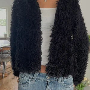 Pälsjacka - Säljer denna superfina pälsjacka från gina tricot i storlek xs! Perfekt nu till hösten💗