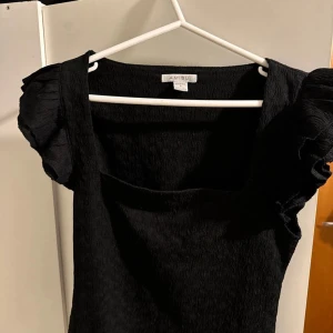 Fin svart topp! - Använd några fåtal gånger! Priset kan diskuteras!💗