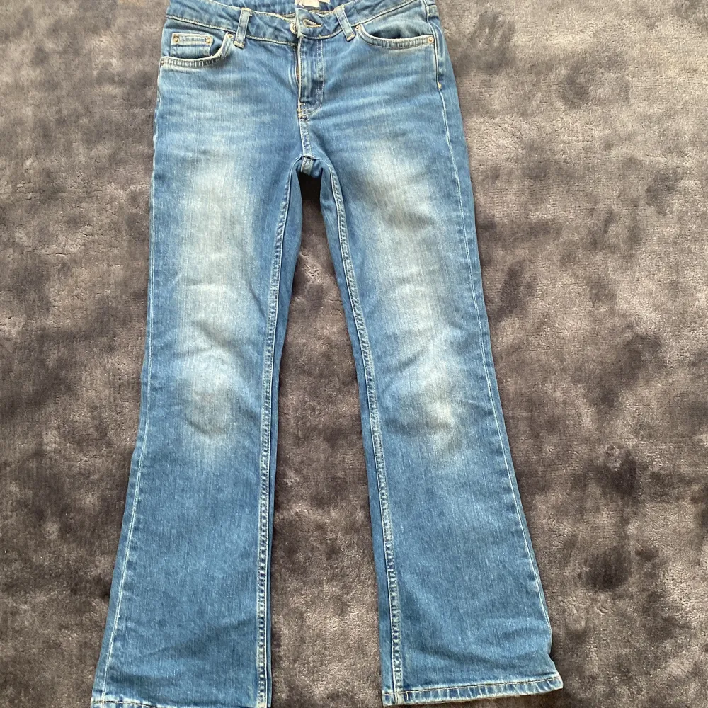 Jätte snygga bootcut/flare jeans från gina Young i storlek 146 säljer för att de är för små!❤️ Fint skick, lite slitna där nere som ni ser på den sista bilden men annars perfekta.  Köpte för drygt ett år sedan. . Jeans & Byxor.