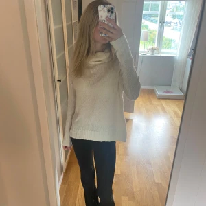 Stickad tröja  - En jätte skön stickad tröja med krage ❤️ Knappt använd och i fint skick. Säljer då den inte kommer till användning ❤️