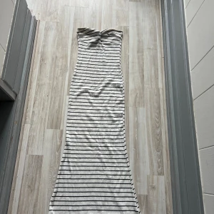 Långklänning nakd - Jättefin långklänning från NAKD. Sparsamt använd 