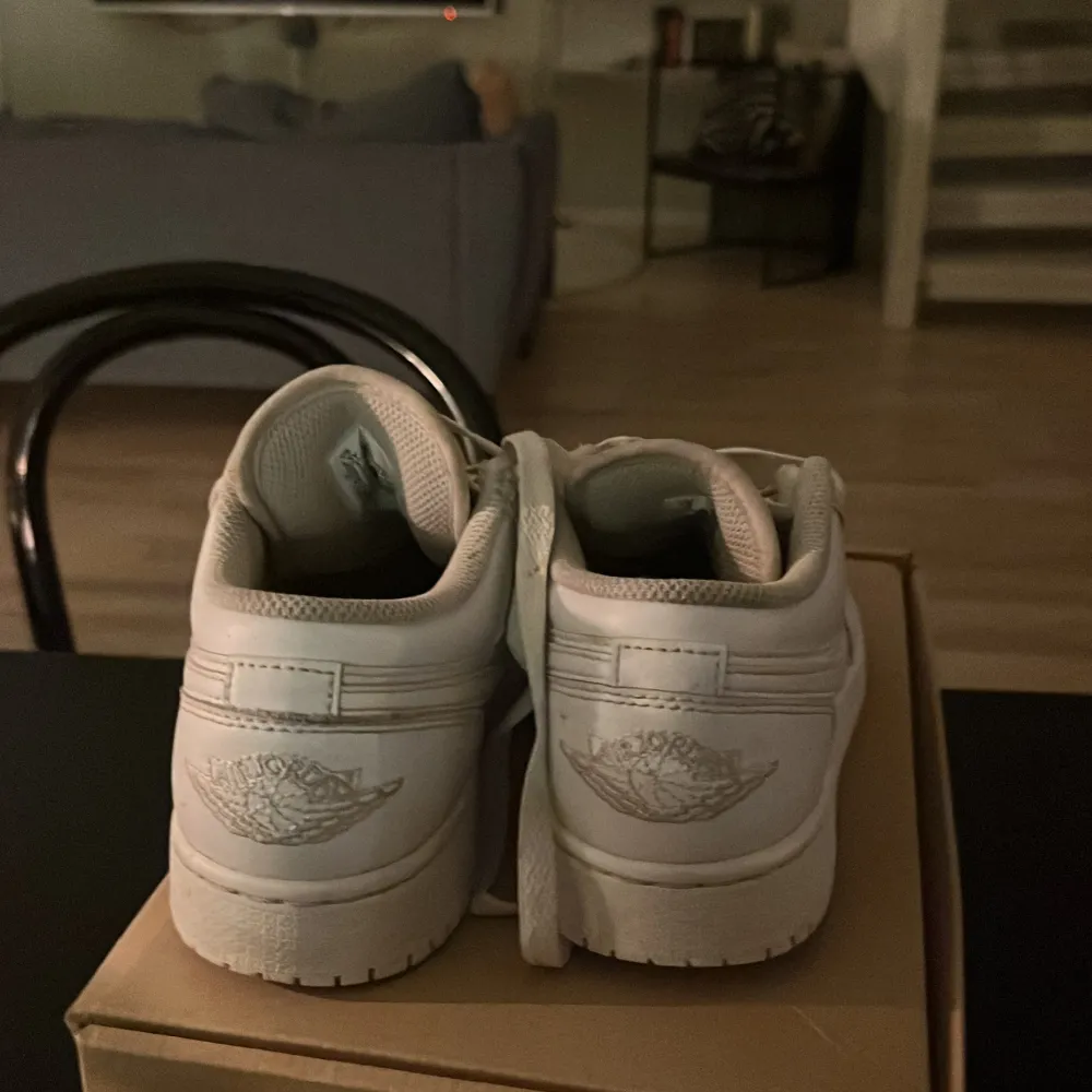 Säljer nu dessa väldigt snygga och stilrena Jordan 1 low .  Dem är i bra skick ca 9/10 utan slitningar eller dekaler Storlek 35/5  Pris : köptes för 1299kr  Säljes nu för 500. Skor.