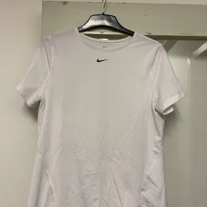 Träningströja Nike - Oanvänd träningströja från Nike, jätteskönt material och träna i 