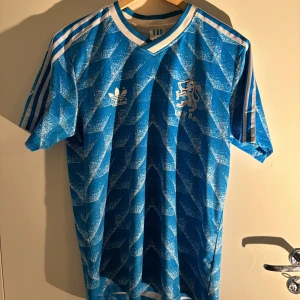 Nederländerna Bortatröja 1988 - Säljer min Nederländerna tröja från 1988 med gullit på ryggen då den inte kommer till användning längre. Tröjan är i ny skick, kan frakta men även mötas upp i Stockholm 