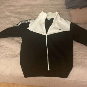 Lacoste kit - Ett hyfsat nytt Lacoste kit från johnells som inte är så använt, har ett märke på hoodien innanför som man inte märker Inköpspris 3000kr Säljs för 500 kr Pris kan diskuteras