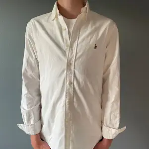 Vit Ralph Lauren skjorta som passar till allt | Size S | Modellen är 186 | Hör av dig vid minsta fråga eller fundering//